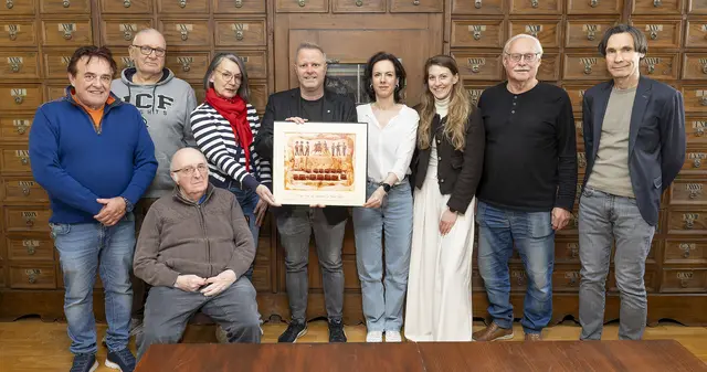 Die Topothekare Erich Leutgeb, Franz Kampichler, Hermann Mayrhofer und Susanne Gschwendtner-Giefing, Zweiter Vizebürgermeister Rainer Spenger (SPÖ), Sabine Schmitner-Laszakovits (Stadtarchiv), Sarah Voit (Gruppenleiterin Archiv), Günter Wiesenhofer und Stadtarchiv-Leiter Gerhard Geissl. Nicht am Foto: Topothekar Manfred Lechner. | Foto: Stadt Wiener Neustadt/Weller