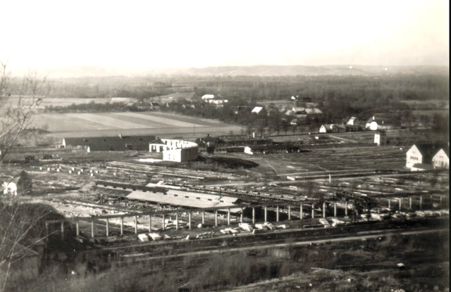 Niedergebrannt, leergeräumt und dann Baugrund für Einfamilienhäuser und Wohnblocks: Das Lagerareal kurz nach dem Krieg. | Foto: Archiv Franz Walzer, Fotorepro Eckhart Herbe