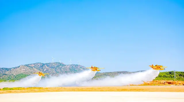 Starrflügler vom Typ Airtractor von “Aquarius aerial Firefighting” aus Luxemburg werden im Minutentakt bis zu 3.100 Liter Wasser direkt aus dem Traunsee aufnehmen, um die Brandherde aus der Luft zu bekämpfen.  | Foto: Aquarius Areial Firefighting