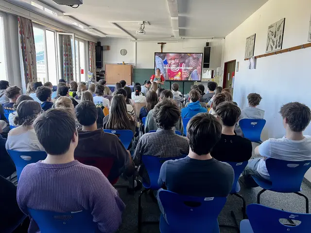 Manuela Erber-Telemaque, die Gründerin von „Zukunft für Tshumbe“, erzählte den Schülerinnen und Schülern von ihren Projekten in Afrika. | Foto: Meßmer