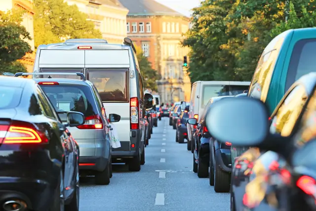 Der Straßenverkehr wird von 136.000 Personen als Ursache genannt und ist damit die größte Lärmquelle in Kärnten, so der VCÖ. | Foto: stock.adobe.com/at/Kara