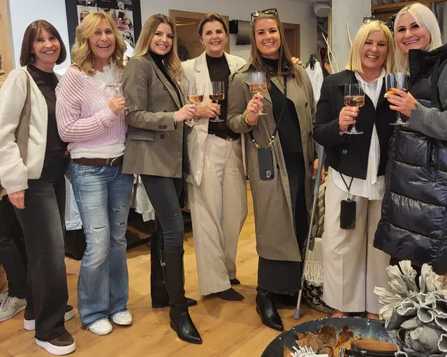 Beste Stimmung beim Mai(n) Shopping: entspanntes Bummeln, Einkaufen und Entdecken in den Hopfgartener Betrieben.
 | Foto: Standortmarketing Hohe Salve-Wildschönau