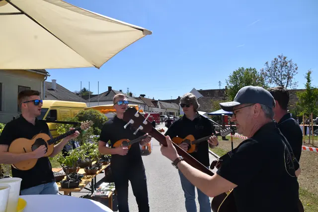 Die Formation Bahetaši spielte sich durch den Markt. | Foto: MeinBezirk/Michael Strini