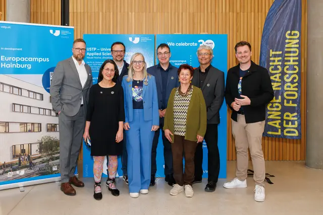 Bei einer Führung durch den Campus machten sich Abgeordneter zum NÖ Landtag Florian Krumböck, in Vertretung von Landeshauptfrau Johanna Mikl-Leitner, Stadträtin Renate Gamsjäger, in Vertretung von Bürgermeister Matthias Stadler, sowie Karin Herzog (ecoplus) ein Bild vom vielfältigen Programm. In Begleitung der USTP-Geschäftsführer Johann Haag und Hannes Raffaseder, des Rektors der Bertha von Suttner Privatuniversität St. Pölten Michael Wininger, sowie Christine Haselbacher (Leiterin Fakultät für Gesundheit und Soziales) und Franz Fidler (Leiter Fakultät für Technik und Wirtschaft) der USTP besuchten sie ausgewählte Stationen. | Foto: Rauchecker / LNF NÖ 2026