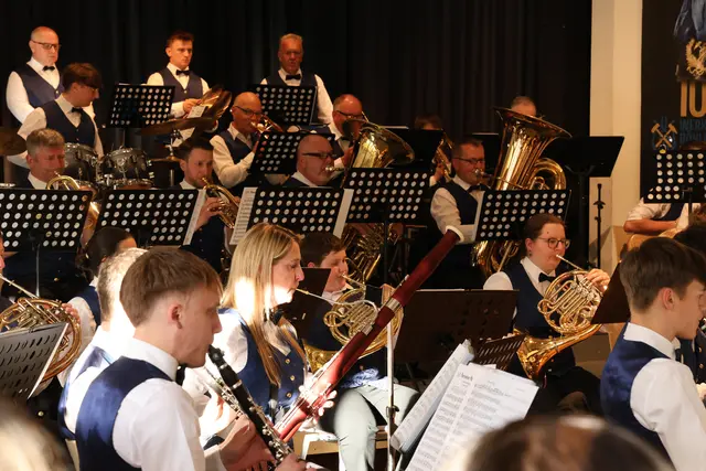 Im Rahmen des Konzerts wurden einige Ehrungen der Musiker durchgeführt.  | Foto: Werkskapelle/Jahnel