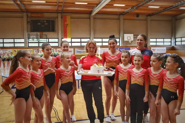 Einen besonderen Abschluss bildete die nachträgliche Gratulation an Cheftrainerin Krisztina Köteles, die kürzlich einen runden Geburtstag feiern konnte. | Foto: ASKÖ Kunstturnen Mattersburg