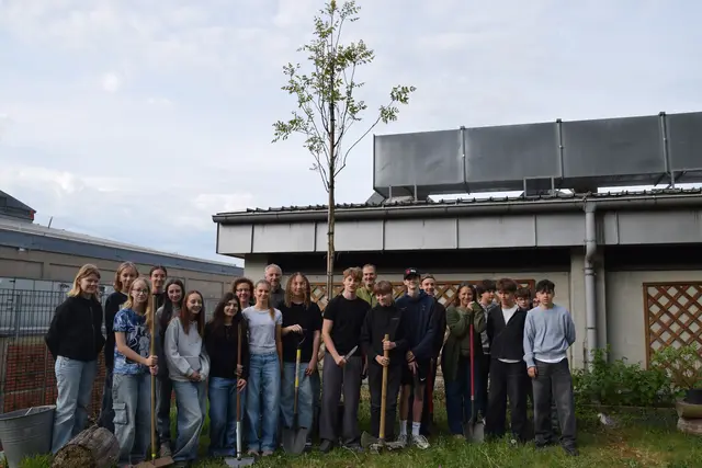 In Anwesenheit von Direktorin Sabina Söllinger (4. v. l. hinten) fand der Spatenstich für das Projekt „Schulgarten Revitalisierung" am BG/BRG Weiz statt. | Foto: MeinBezirk/Leonie Herrmann