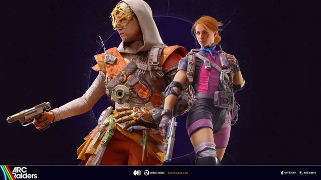Zusammen mit den neuen Spielinhalten gibt es auch mehrere neue Outfits im Ingame-Store. Das Solare Outfit (im Bild links) bringt, passend zum Metaldetektor, Artefakte aus den Dünen hervor während das Rachetta-Set (im Bild rechts) fürs Schnorckeltauchen gewappnet scheint. | Foto: Embark Studios
