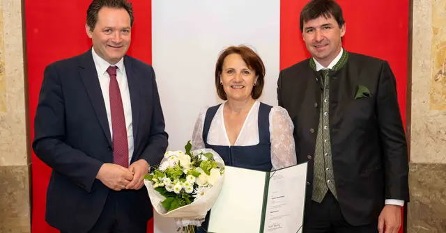Norbert Totschnig (l.) zeichnete Johanna Miesenberger mit dem Titel Ökonomierätin aus. | Foto: BMLUK/Hemerka
