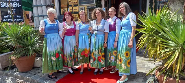 Die Wiesenblumen sind ein sehr wichtiges Merkmal im Marchfeld - und auch am Dirndl! | Foto: Predl
