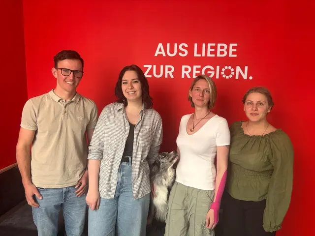 Redaktionsteam Zentralraum: Bernd Dorner (Springer Zentralraum), Michaela Müller (Redaktionsleiterin Herzogenburg/Traismauer), Maddox (Redaktionshund), Tanja Handlfinger (Redaktionsleiterin St. Pölten und CvD Zentralraum) und Lina Chalusch (Redaktionsleiterin Lilienfeld/Pielachtal). Nicht am Bild: Lauren Fahrenberger (Redaktionsleiterin Wienerwald/Neulengbach/Purkersdorf) | Foto: MeinBezirk