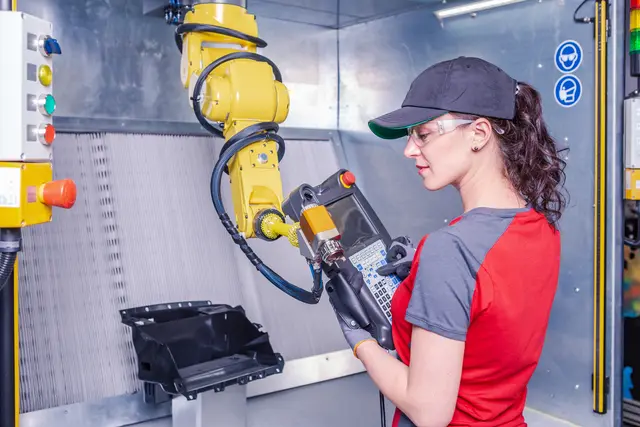 Lehrlinge arbeiten im Betrieb an modernen Maschinen: Praxis und digitale Technologien gehen Hand in Hand und bereiten auf eine Berufswelt im Wandel vor. | Foto: panthermedia/val_th