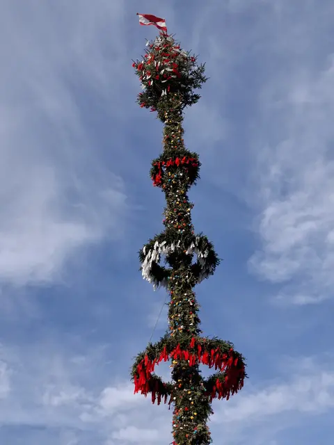 Maibaum in Klam. Eine Initiative der Landjugend Klam mit Feuerwehr und Musik. | Foto: Zinterhof