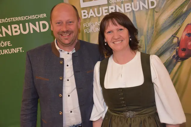 Die Bezirksobfrau Barbara Payreder mit ihrem Mann. Bezirksbauernrat Perg mit Neuwahlen des BB Bezirksvorstands und Nominierung der LK-Räte im GH Häuserer in Mitterkirchen.  | Foto: Robert Zinterhof