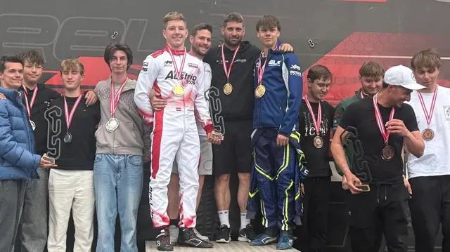 So sehen Sieger aus: Kevin Pollak vom MTM Racing Team (weiß-roter Anzug). | Foto: MTM – Racing