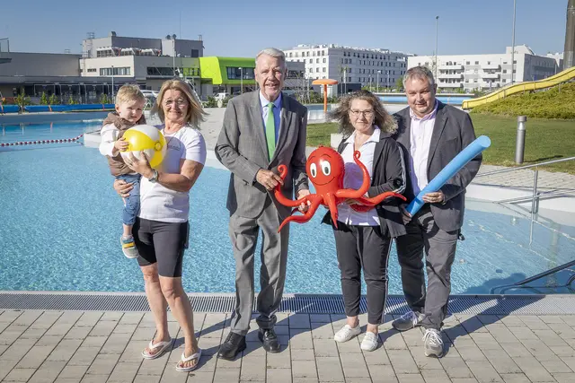 Bademeisterin Birgit Fuchs mit Jonas, Bürgermeister Klaus Schneeberger, Claudia Kainz (Badgastro KaHof) und Aqua Nova-Chef Markus Kopecky. | Foto: Stadt Wiener Neustadt/Michael Weller