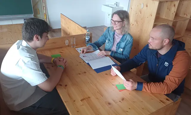 René Mähr im Bewerbungsgespräch als Metalltechniker mit Sandra Seidel und Christoph Tröber von Schretter &amp; Cie. | Foto: MS Vils