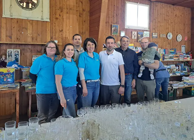 Margit Breit, Michaela Haider, Vbgm. Christian Kletzl, Obfrau und GGR Bettina Hofmann, Bgm. Andreas Straßer, GR Herbert Stadlmann und GR Reinhard Knapp beim Flohmarkt der WIR Niederösterreicherinnen in Echsenbach | Foto: Gemeinde Echsenbach