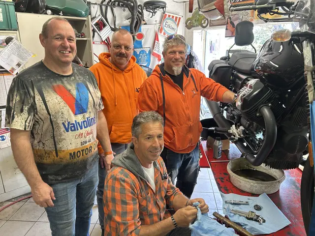 Motorrad-Check, Schraubertipps und echte Bikerleidenschaft: Im Bezirk Mattersburg machten sich die Mitglieder des Motorradstammtischs "Die Gänse" beim Schraubertag fit für die neue Bikesaison.  | Foto: Die Gänse