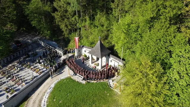 Mit einer Kranzniederlegung gedachte die Feuerwehr Golling ihrer verstorbenen Kameraden sowie aller Opfer von Krieg und Gewalt. | Foto: Freiwillige Feuerwehr Golling
