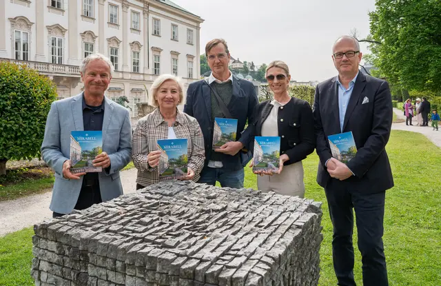 Inmitten des Mirabellgartens wurde das Buch präsentiert. Im Bild: v.l.n.r.: Christian Stadler (Amtsleiter Stadtgärten), Andrea Brandner (Ressortleiterin), Hubert Auer (Fotograf), Tanja Maria von Schilling (Autorin), Heiner Gann (Verlagsgeschäftsführer) | Foto: Stadt Salzburg/Alexander Killer