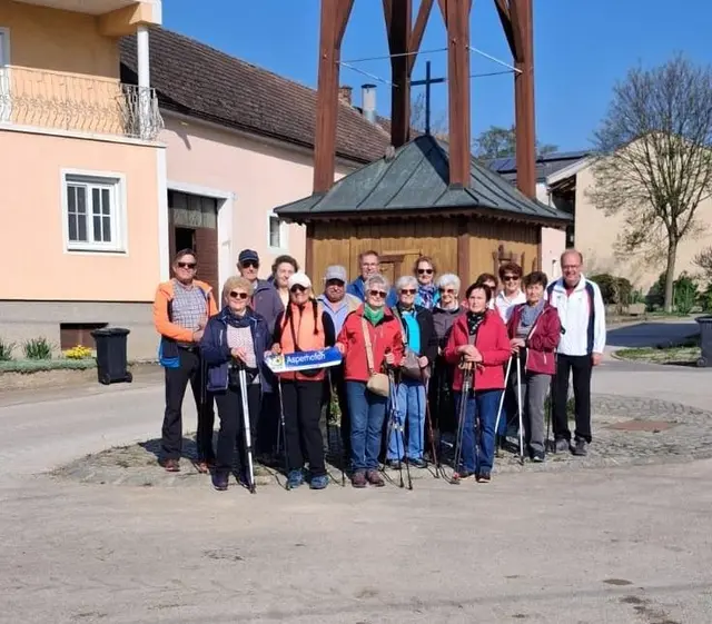Gruppenfoto vor dem Startpunkt der Wanderung, dem Glockenturm in Diesendorf | Foto: NÖ Senioren Ortsgruppe Asperhofen