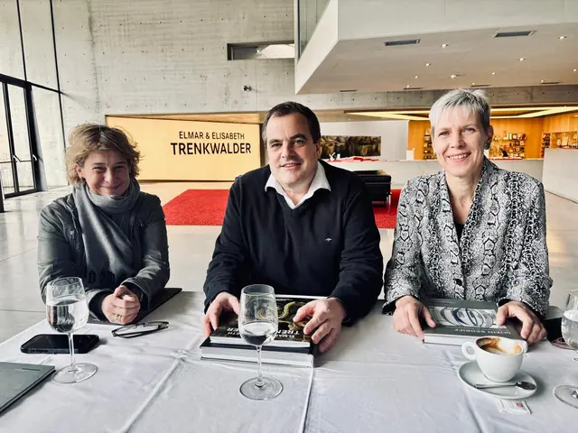 Eröffnung der Ausstellungssaison - Pressegespräch (v.l.n.r.): Alexandra Grimmer (Kuratorin der Ausstellung „Robert Tauber – Dem Raum zugeschrieben“), Peter Liaunig, Alexandra Schantl (Kuratorin der Hauptausstellung „(K)ein Begriff. Skulpturales aus der Sammlung Liaunig“) | Foto: MeinBezirk.at/Gerhard Gruber