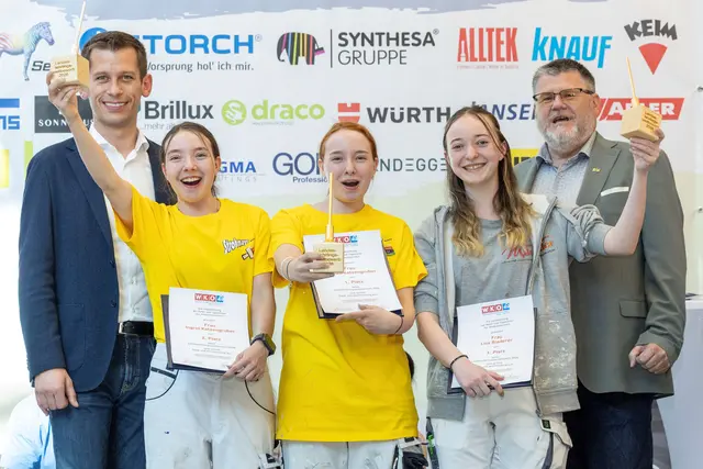 Großer Jubel für Niederösterreichs Top-Malerlehrlinge: Lukas Müllner (Lehrlingsbeauftragter Landesinnung), Ingrid Katzengruber (Silber), Anika Katzengruber (Gold), Lisa Bladerer (Bronze) und Landesinnungsmeister Jürgen Kreibich | Foto: Theo Kust