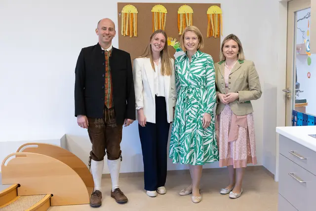 LH-Stv. Christine Haberlander (2.v.r.) mit (von links) Bürgermeister Volker Krennmair (ÖVP), Krabbelstuben-Leiterin Viktoria Pointinger und LAbg. Astrid Zehetmair (ÖVP). | Foto: Land OÖ/Sternberger