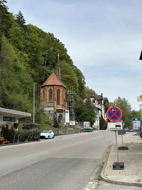 Auf Höhe des Sportplatzes und auf Höhe der König-Otto-Kapelle werden zwei Querungshilfen entstehen. | Foto: Barbara Fluckinger