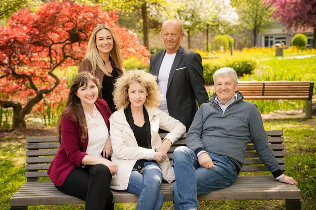 Die Gesichter hinter MeinBezirk Braunau (von links): Anja Kern (Redaktion), Vanessa Ammerstorfer (Kreativassistenz), Barbara Ebner (Redaktionsleitung), Gerhard Pichlmair (Geschäftsstellenleitung, Werbeberatung) und Raimund Buch (Werbeberatung). | Foto: Markus Imann