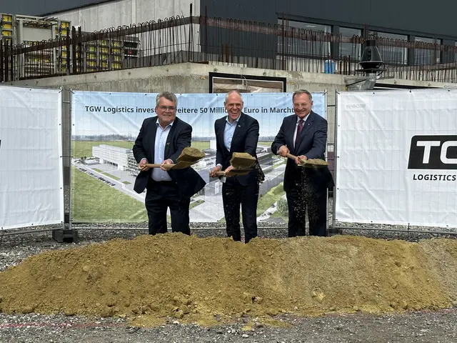 Der Marchtrenker Bürgermeister Paul Mahr (SPÖ), TGW-Geschäftsführer Henry Puhl, sowie Landeshauptmann Thomas Stelzer (ÖVP) beim Spartenstich zur neuen Firmenzentrale. | Foto: MeinBezirk