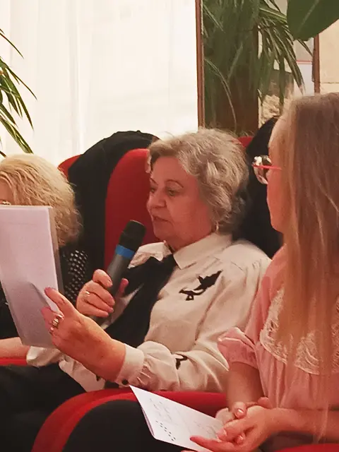 Die slowakischen Mitorganisatorin, Malerin und Autorin Jana Macháčová liest „Regentag“. | Foto: Erwin Matl