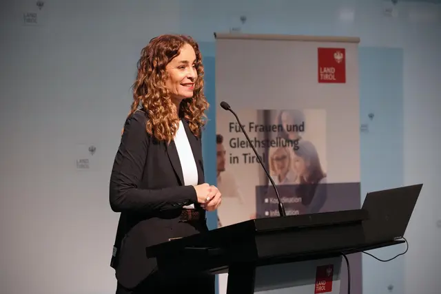 Landesrätin Eva Pawlata diskutierte bei der Enquete „Frauen und Gleichstellung“ im Innsbrucker Landhaus mit Expertinnen und Experten über Rollenbilder, Lohnunterschiede und die Zukunft der Arbeitswelt. | Foto: Land Tirol/Trenker
