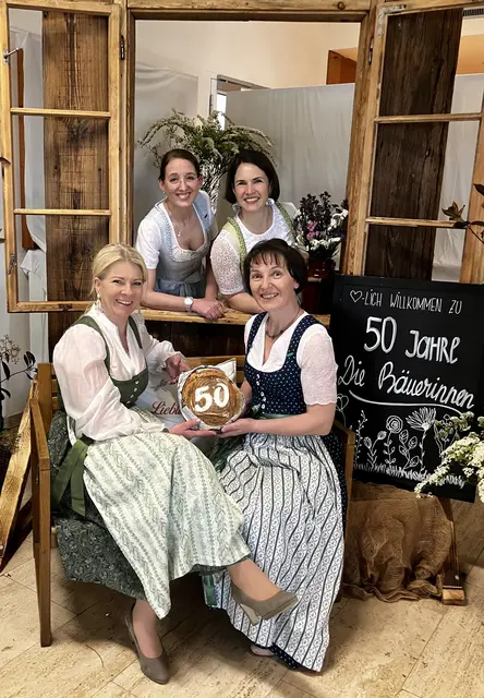 Die Bundesbäuerinnen - Sitzend: Bundesbäuerin Irene Neumann Hartberger und Gebietsbäuerin Tullnerfeld Hedwig Kainzbauer, Stehend: Regina Keiblinger und Karin Baumgartner beide Gebietsbäuerin Stv. Tullnerfeld. | Foto: Matthias Winter