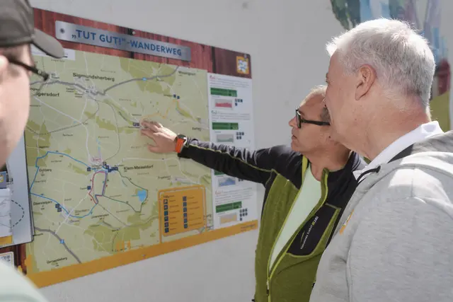 Landesrat Anton Kasser verschafft sich mit Bürgermeister Niko Reisel an der neu angebrachten Infotafel am Dorfplatz in Klein Meiseldorf einen Überblick über die neuen Meiseldorfer Wanderwege. | Foto: Martin Mathes