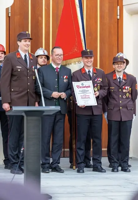 Von links: Ortsfeuerwehrkommandant Manfred Baumgartner, Bürgermeister Georg Djundja, Alexander Traintinger und OFK-Stv. Daniel Schaufler | Foto: Ja zu Oberndorf 