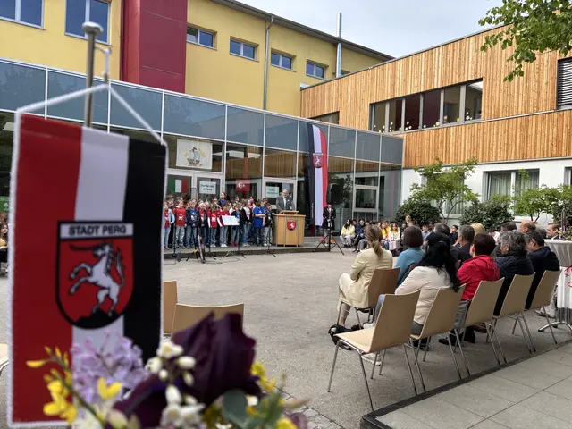 Bei der Feier im Schul-Innenhof | Foto: MeinBezirk Perg/Köck