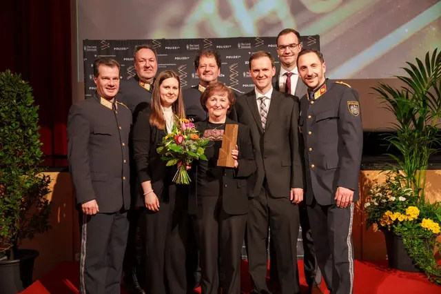 Rosa Harrer (3. v. l.) wurde der Award der Kategorie „Internes Management" in Anwesenheit ihrer Kinder (2. v. l. und 4. v. l.), die ebenfalls für die Polizei tätig sind, verliehen.  | Foto: LPD Stmk/Huber