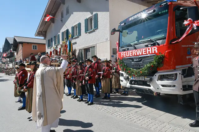 Pfarrer Bernhard Pollhammer bei der Segnung der Feuerwehr-Fahrzeuge. | Foto: Land Salzburg/Franz Neumayr