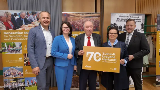Landtagsabgeordneter Christian Mader, Landtagsabgeordnete Elisabeth Gneißl, Bezirksobmann Wilhelm Auzinger, Bezirksobmann-Stellvertreterin Marianne Kienast und Landesgeschäftsführer Franz Ebner (v.l.). | Foto: OÖ Seniorenbund