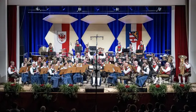 Die Eisenbahner Kapelle Lienz gab ein fulminantes Konzert im Lienzer Stadtsaal. | Foto: Osttirol Fotos/Toni Ausserlechner