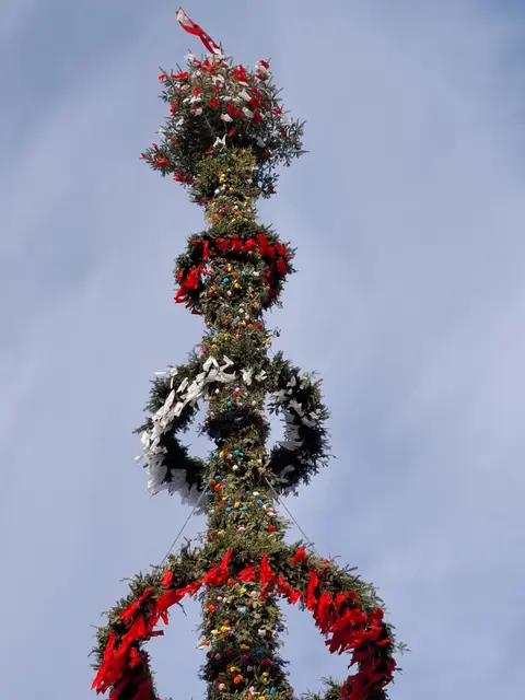 Maibaum in Klam. Eine Initiative der Landjugend Klam mit Feuerwehr und Musik. | Foto: Zinterhof
