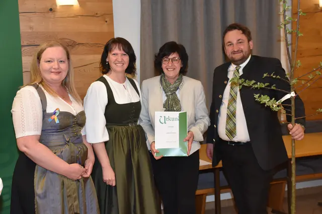 Ehrung  Ulrike Achleitner. Bezirksbauernrat Perg mit Neuwahlen des BB Bezirksvorstands und Nominierung der LK-Räte im GH Häuserer in Mitterkirchen.  | Foto: Robert Zinterhof