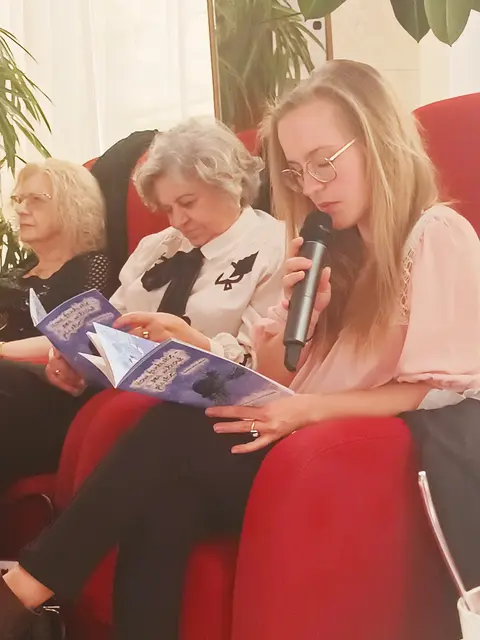 Hanna Oppelmayer, rechts im Bild, liest in englischer Sprache aus ihrem Buch „How fantastic – a sea without plastic“. | Foto: Erwin Matl