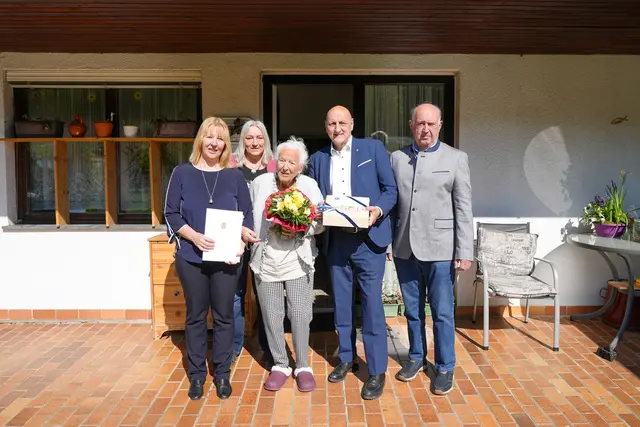 Ursula Kamlander (BH-Tulln), Andrea Pernerstorfer, Jubilarin Emma Függer, Bürgermeister Gerald Höchtel, GR Hermann Höchtl | Foto: Marktgemeinde Sieghartskirchen