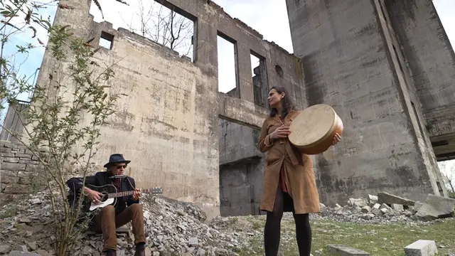 Ernst Molden und Maria Petrova vor dem Steinbrecher. | Foto: clevercontents