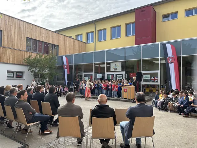 Bei der Feier im Schul-Innenhof mit Ehrengästen. | Foto: MeinBezirk Perg/Köck