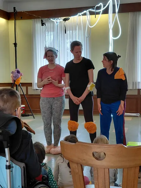 Der besondere Mehrwert der Residency lag in der Öffnung des Arbeitsprozesses für die lokale Öffentlichkeit – insbesondere für Kinder. | Foto: Nina Ortner