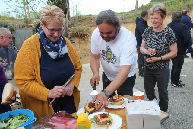 Die fleißigen Helfer bei der Burger-Zubereitung | Foto: MeinBezirk Perg/Köck